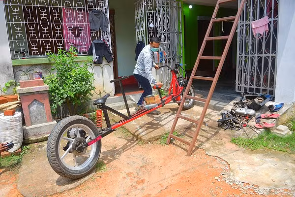 Kể từ khi hình ảnh chiếc xe máy độc đáo xuất hiện trên mạng xã hội, truyền thông anh, Saha được đông đảo mọi người ca ngợi. Thậm chí Tỉnh trưởng tỉnh Tripura, ông Biplab Kumar Deb, còn chúc mừng Saha trên mạng xã hội Twitter.