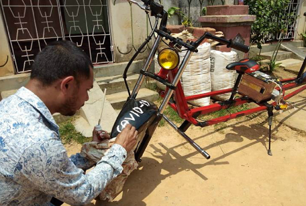 Nam kỹ sư 39 tuổi cũng thay thế động cơ xăng thành động cơ DC 750W với pin sạc 48V, giúp chiếc ''xe máy giãn cách xã hội " chạy được tới 80km trong duy nhất một lần sạc.