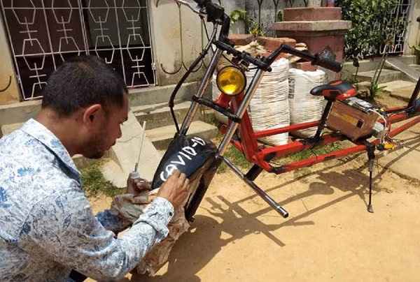 Nam kỹ sư 39 tuổi cũng thay thế động cơ xăng thành động cơ DC 750W với pin sạc 48V, giúp chiếc ''xe máy giãn cách xã hội " chạy được tới 80km trong duy nhất một lần sạc.