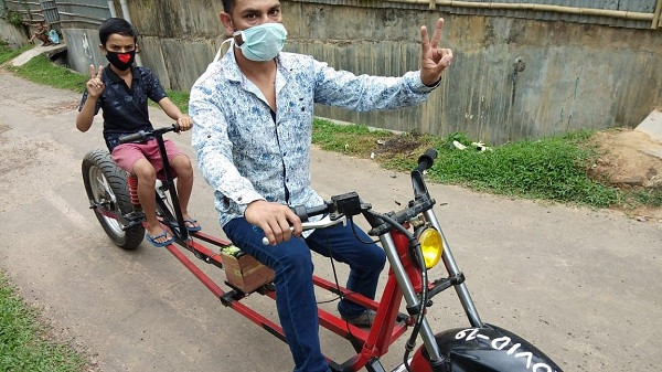 Để tạo ra chiếc xe “độc nhất vô nhị” này, anh Saha lấy khung của một chiếc xe máy chạy bằng xăng thông thường. Để xe vẫn đi như bình thường mà đảm bảo khoảng cách, anh tự chế phần khung siêu dài giữa ghế lái và ghế ngồi sau.