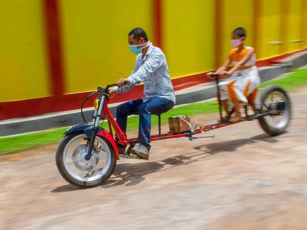 Đây là sản phẩm của một kỹ sư Ấn Độ - Anh Partha Saha ở bang Tripura, với ý tưởng cải tiến xe máy điện thông thường thành phương tiện đảm bảo yêu cầu giãn cách trong mùa dịch bệnh.