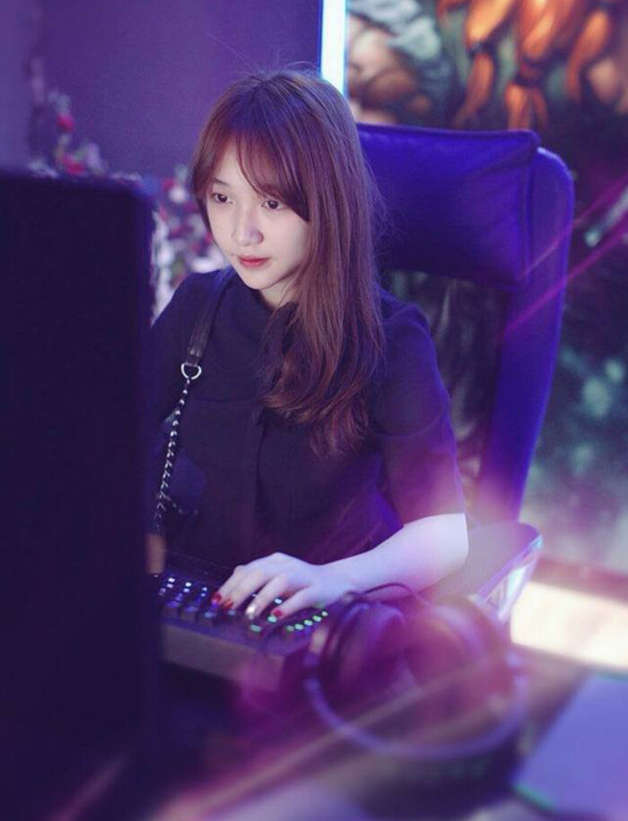 Sở hữu vẻ đẹp mong manh, yếu đuối nhưng cô nàng lại là một game thủ kỳ cựu trên các đấu trường hot như PUBG, Liên quân,...