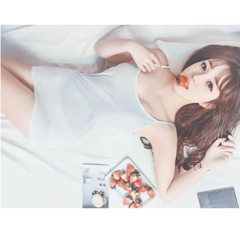 Đàm Ngọc Linh, sinh năm 1996 từng biết đến là nữ game thủ nổi tiếng trong cộng đồng game bắn súng Đột Kích. Và ở thời điểm hiện tại, cô nàng là nữ streamer đình đám trong cộng đồng mạng Việt Nam.