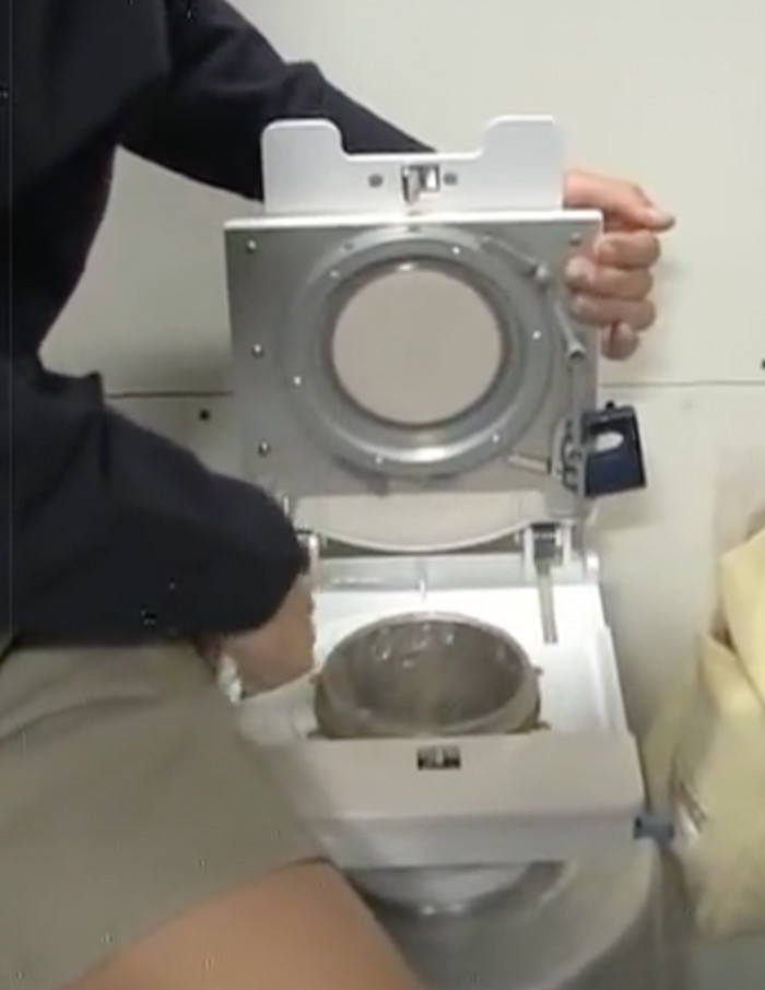 Đây là thứ tương tự như bồn cầu, với một cái lỗ nhỏ. Tin tốt là nơi đây có giấy vệ sinh và khăn lau, cả loại cứng và mềm.