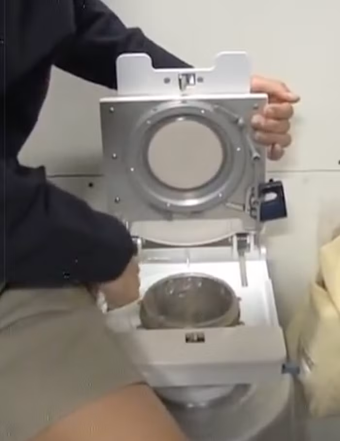 Đây là thứ tương tự như bồn cầu, với một cái lỗ nhỏ. Tin tốt là nơi đây có giấy vệ sinh và khăn lau, cả loại cứng và mềm.