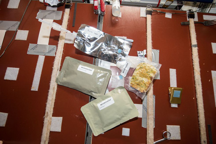 Hầu hết các bữa sáng, bữa trưa, bữa tối đều là đồ ăn nhẹ và thậm chí đồ uống trông cũng khá khó phân biệt khi được đựng trong các túi chứa y hệt nhau chỉ khác nhãn dán.