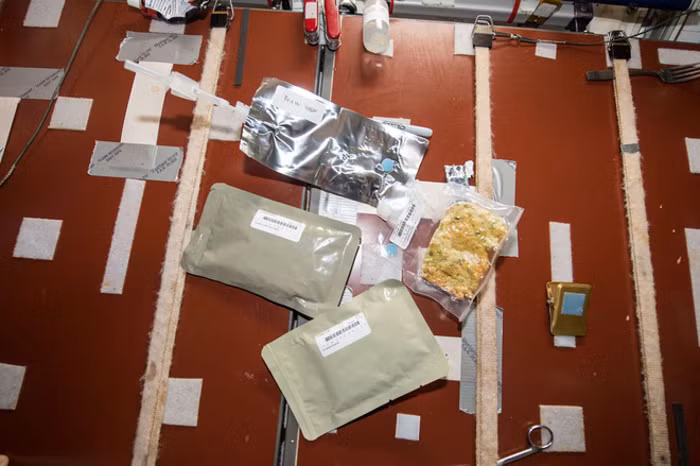 Hầu hết các bữa sáng, bữa trưa, bữa tối đều là đồ ăn nhẹ và thậm chí đồ uống trông cũng khá khó phân biệt khi được đựng trong các túi chứa y hệt nhau chỉ khác nhãn dán.