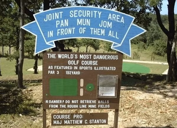 Tất nhiên Camp Bonifas không che giấu sự nguy hiểm chết người của mình. Ngay tại sân có một tấm bảng lớn cảnh báo nguy hiểm dành cho những người đến chơi golf.