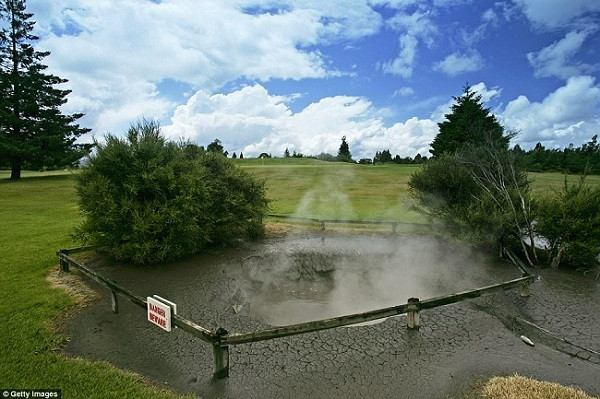Câu lạc bộ golf Rotorua ở New Zealand có nhiều lỗ golf nằm trên khu vực gần hố nước nóng đang hoạt động. Người chơi phải hết sức chú ý quan sát mặc dù những khu vực nguy hiểm đã được quây kín với những dấu hiệu cảnh báo nguy hiểm.