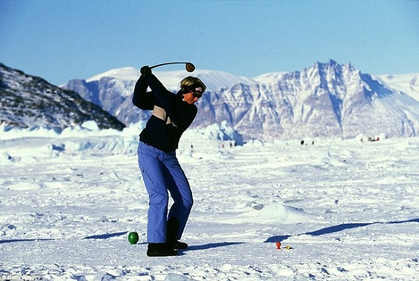 Sân golf băng trên đảo Uummannaq, Greenland là thách thức với những tay golf hàng đầu thế giới. Ngoại trừ việc phải đánh golf trên băng, nhiệt độ tại đây có thể giảm xuống dưới -50 độ C, lúc này những quả bóng màu sắc giúp người chơi có thể theo dõi trận đấu trong khung cảnh tuyết dày trắng xóa.