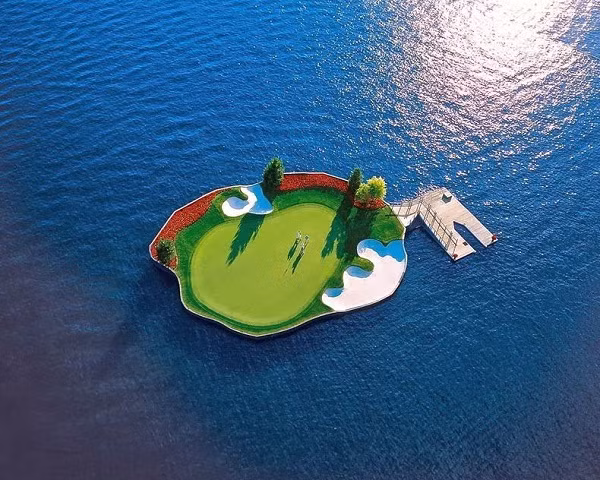 Muốn đến lỗ thứ 14 tại đây - lỗ par 3 độc nhất trên thế giới, bạn phải di chuyển bằng thuyền ra khu green này mới có thể đánh bóng.