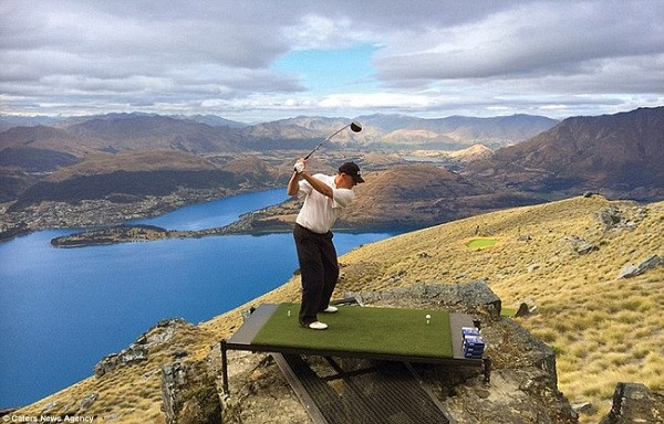 Par 3 ở New Zealand được mở ra lần đầu tiên vào năm 1967, được coi là sân golf đánh đố các tay golf giỏi nhất thế giới. Điểm phát bóng là một ô cỏ rộng hơn 1m2 nằm trên sườn ngọn núi cao 1.371m nhìn ra hồ nước, xung quanh là đá núi lởm chởm.