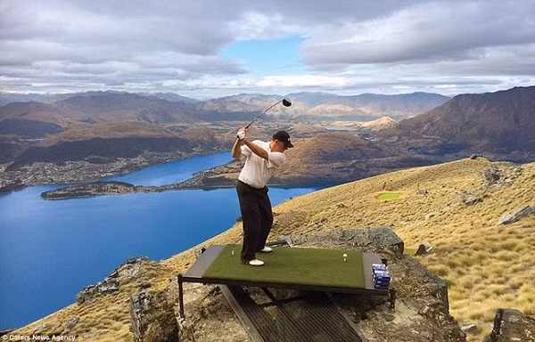 Par 3 ở New Zealand được mở ra lần đầu tiên vào năm 1967, được coi là sân golf đánh đố các tay golf giỏi nhất thế giới. Điểm phát bóng là một ô cỏ rộng hơn 1m2 nằm trên sườn ngọn núi cao 1.371m nhìn ra hồ nước, xung quanh là đá núi lởm chởm.