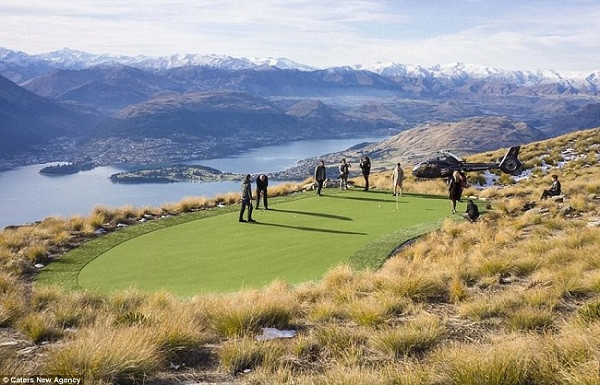 Các tay golf phải dùng trực thăng để đến được đây. Chưa kể bóng golf rất khó vào lỗ bởi bóng được phát đi ở nơi rất cao và chiều gió không ổn định.