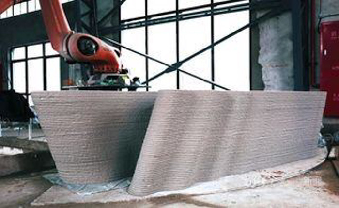 Bằng nửa kích thước của cầu Triệu Châu, cây cầu được xây dựng dựa trên công nghệ in 3D này là công trình của nhóm nghiên cứu thuộc Đại học Công nghệ Hà Bắc, được lắp đặt trong khuôn viên của trường này.