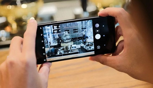  Sử dụng cả 2 tay: Mẹo để chụp ảnh đẹp bằng điện thoại Android nói riêng và các loại smartphone nói chung là hãy luôn giữ điện thoại bằng 2 tay để đảm bảo bức ảnh của bạn không bị rung lắc.