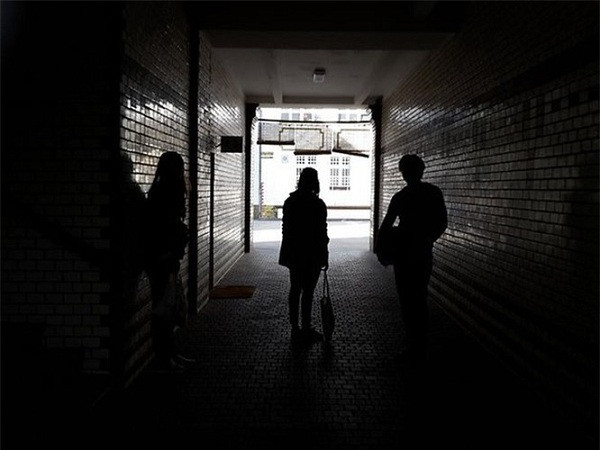  Chú ý độ tương phản: Smartphone thường sẽ gặp khó khăn khi chụp ảnh hay quay video trong điều kiện quá sáng hoặc quá tối. Hãy cố gắng đứng ở vị trí có độ tương phản ánh sáng không quá cao.