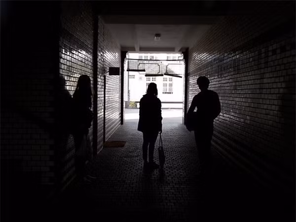  Chú ý độ tương phản: Smartphone thường sẽ gặp khó khăn khi chụp ảnh hay quay video trong điều kiện quá sáng hoặc quá tối. Hãy cố gắng đứng ở vị trí có độ tương phản ánh sáng không quá cao.