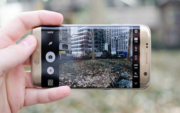  Hạn chế di chuyển từ vùng tối sang vùng sáng: Ánh sáng có thể gây ra vấn đề khi quay phim hoặc chụp ảnh, khi di chuyển đột ngột từ vùng tối sang vùng sáng hoặc ngược lại khiến điện thoại cân bằng sáng sai.