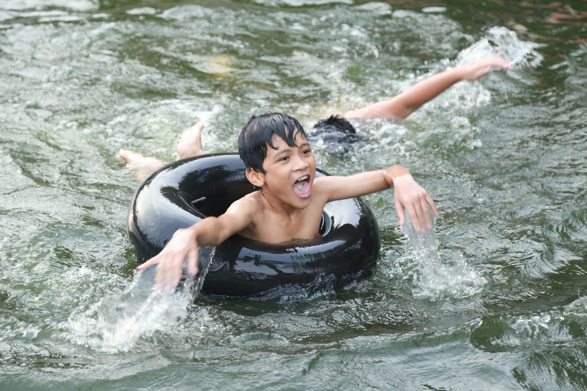 Chiếc săm ôtô được tận dụng làm phao bơi gắn liền với tuổi thơ của các em nhỏ yêu thích vẫy vùng trong làn nước có mặt từ thời bao cấp giờ vẫn được sử dụng.