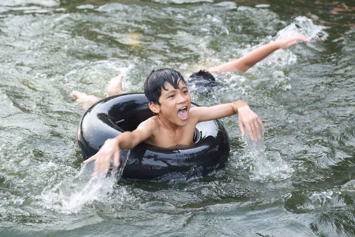 Chiếc săm ôtô được tận dụng làm phao bơi gắn liền với tuổi thơ của các em nhỏ yêu thích vẫy vùng trong làn nước có mặt từ thời bao cấp giờ vẫn được sử dụng.