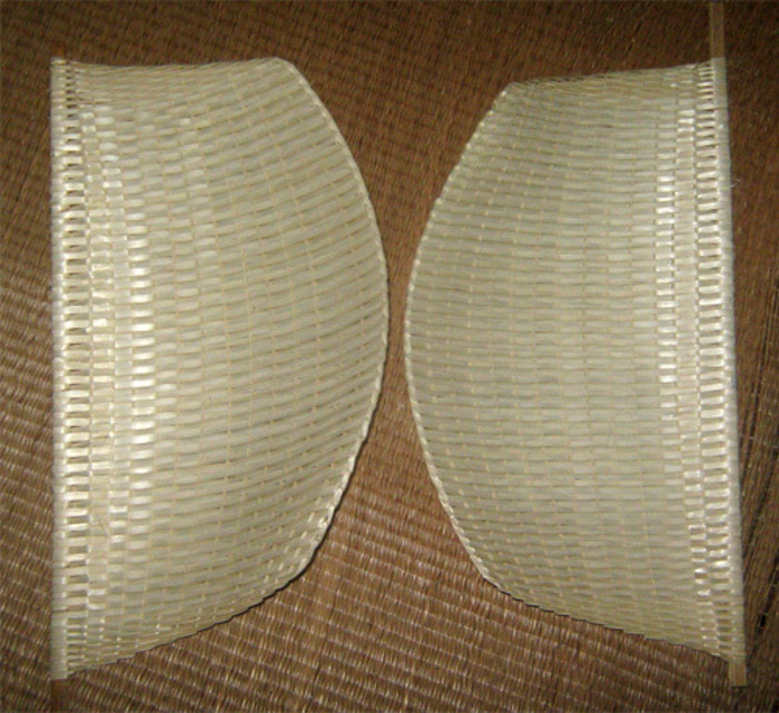 Thời bao cấp, điện bị cắt thường xuyên nên các mẹ phải thức thâu đêm để quạt cho con ngon giấc. Trong ảnh là chiếc quạt nan ngày xưa.