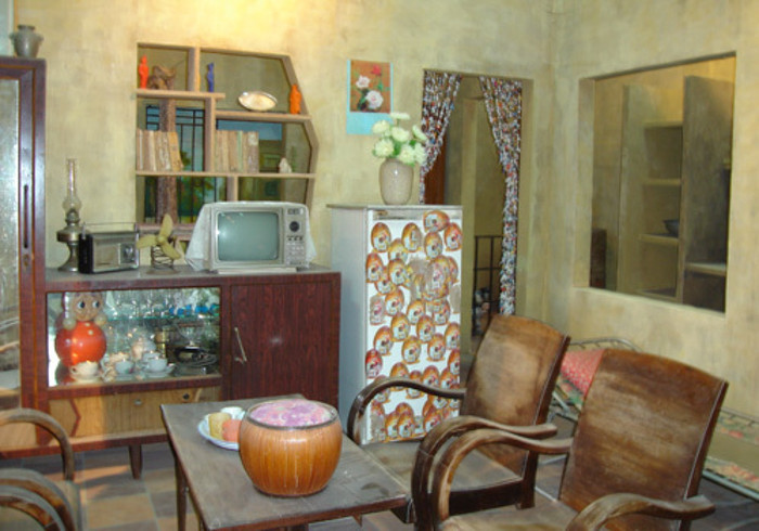 Không để ở bếp như hiện nay, chiếc tủ lạnh Liên Xô từng được coi là món đồ quý, đặt trong phòng khách. Phải mất 7 tiếng đồng hồ mới đông đá, ngăn làm lạnh đọng nhiều tuyết nhưng tủ vẫn được ưa chuộng. Trẻ em đi học về thường mở tủ để tận hưởng hơi mát phả ra.