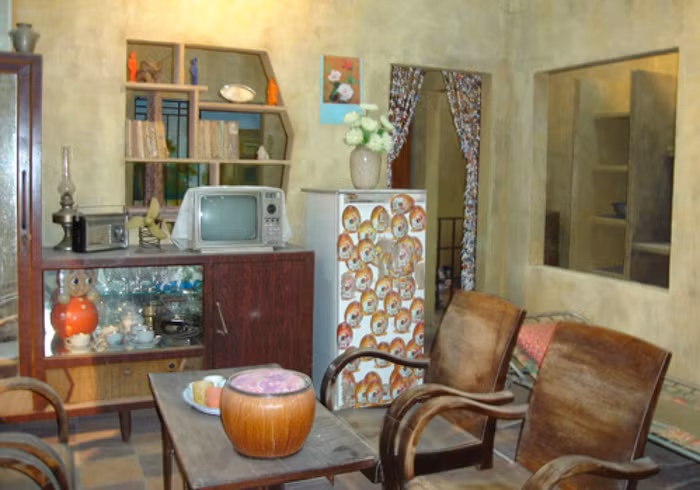 Không để ở bếp như hiện nay, chiếc tủ lạnh Liên Xô từng được coi là món đồ quý, đặt trong phòng khách. Phải mất 7 tiếng đồng hồ mới đông đá, ngăn làm lạnh đọng nhiều tuyết nhưng tủ vẫn được ưa chuộng. Trẻ em đi học về thường mở tủ để tận hưởng hơi mát phả ra.