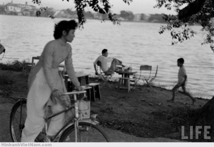 Khi điện vẫn còn khá hạn chế, người dân thường chọn cách ra bờ hồ uống nước hoặc đơn giản chỉ là ngồi chơi tránh nóng. Hồ Tây, Hồ Trúc Bạch, H Gươm với những tán cây rộng luôn là địa điểm tránh nóng ưa thích của người dân khi ấy.