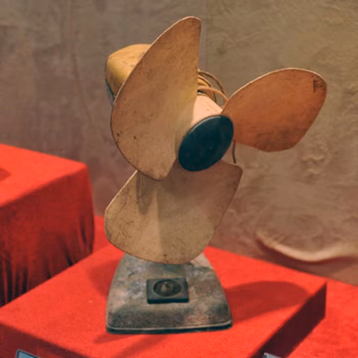 Chiếc quạt tai voi có công suất mạnh nên khá mát. Món hàng này chủ yếu do những người đi xuất khẩu Liên Xô đem về cho gia đình và được coi là món đồ xa xỉ thời đó.