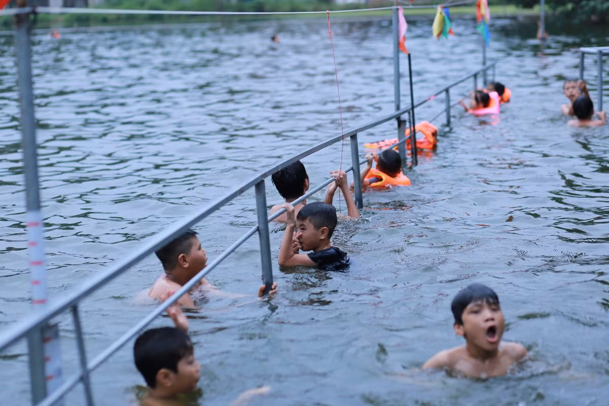 Hồ nước trong công viên, ao làng là những nơi các cậu bé bơi lội, chơi đùa với bạn bé trong các ngày nắng nóng. Ngày nay đây vẫn là sở thích của các em nhỏ vào dịp hè. ( ảnh chụp ở Quốc Oai, Hà Nội năm 2016)