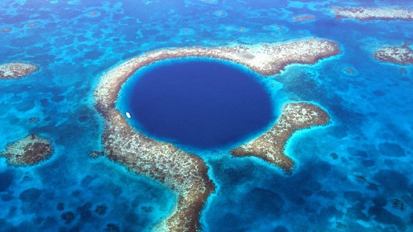 Hố chìm lớn nhất thế giới Great Blue Hole nằm ở ngoài khơi bờ biển Belize là một trong những vùng đất kỳ lạ nhất thế giới. "Nghĩa địa bí ẩn dưới đáy đại dương" này đã khiến nhiều nhà thám hiểm phải bỏ mạng.