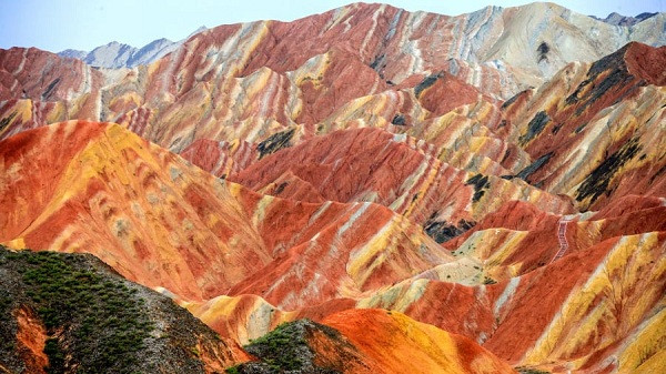 Công viên địa chất Zhangye Danxia Landform, Trung Quốc hay còn nổi tiếng với cái tên "Dãy núi cầu vồng". Những khối đá đầy màu sắc này là kết quả của hàng triệu năm hình thành địa chất.