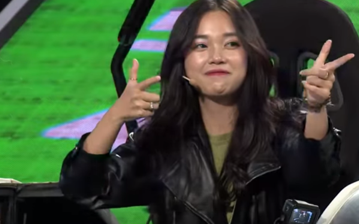 Chưa kể, nữ streamer nổi tiếng này còn nổi bật khi có gu thời trang trẻ trung, hiện đại, gương mặt thanh tú. Ảnh: Cắt từ clip