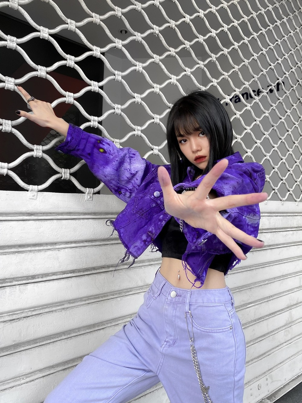 Nhiều người cho rằng Linh Ngọc Đàm trên mạng thường sexy, cá tính còn ở ngoài dễ thương, gần gũi hơn.