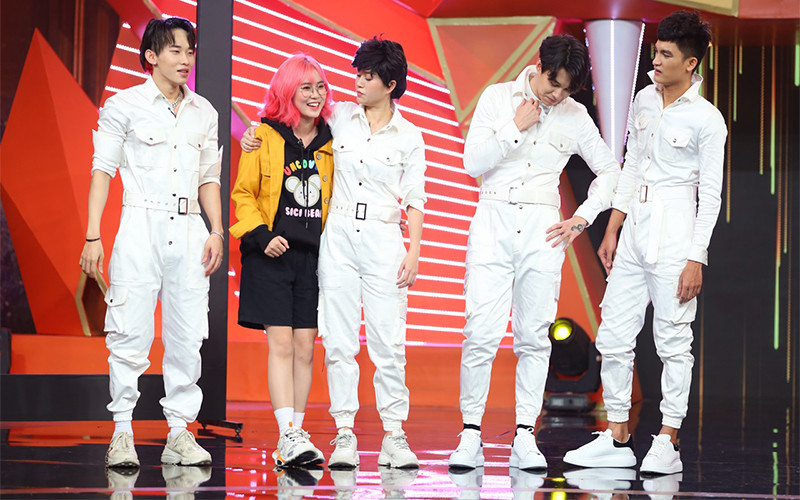 Cô nàng vẫn luôn trung thành với phong cách tươi sáng, nhiều năng lượng, streamer 25 tuổi này dễ dàng đem đến nhiều tiếng cười cho khán giả.