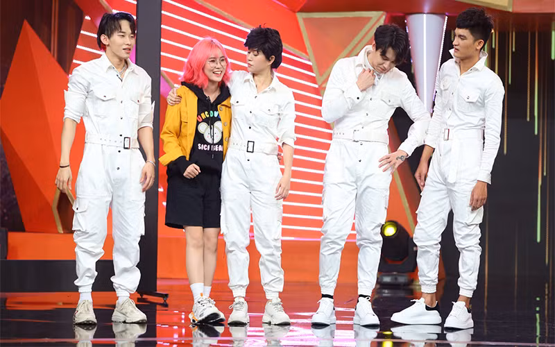 Cô nàng vẫn luôn trung thành với phong cách tươi sáng, nhiều năng lượng, streamer 25 tuổi này dễ dàng đem đến nhiều tiếng cười cho khán giả.