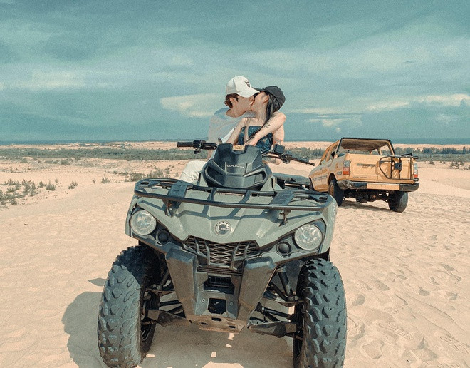 Lai Lai nổi tiếng trong cộng đồng game PUBG bởi tài năng cùng ngoại hình xinh xắn. Còn Zeros là ngôi sao trong làng Liên Minh Huyền Thoại.