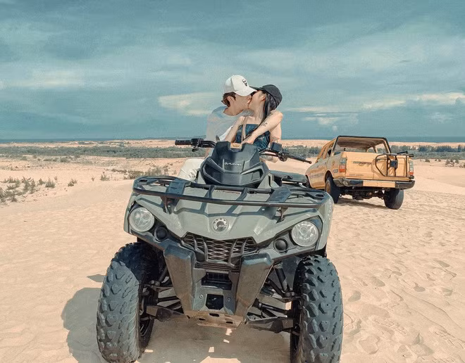 Lai Lai nổi tiếng trong cộng đồng game PUBG bởi tài năng cùng ngoại hình xinh xắn. Còn Zeros là ngôi sao trong làng Liên Minh Huyền Thoại.