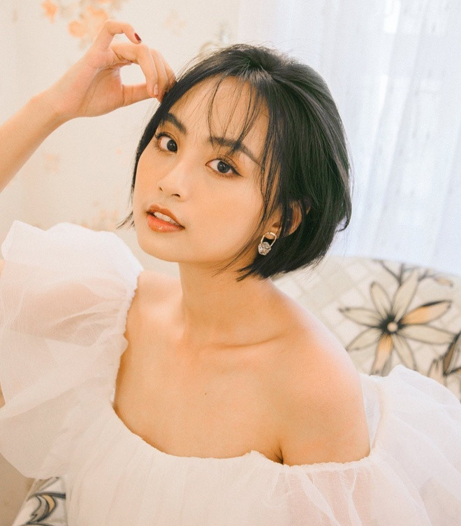 Sở hữu gương mặt thanh tú, tính cách năng động, vui vẻ, Minh Nghi thu hút sự chú ý và từng được báo nước ngoài dành nhiều lời có cánh. Bên cạnh vai trò phỏng vấn các game thủ, cô còn thường xuyên stream game để thỏa mãn sở thích của mình.