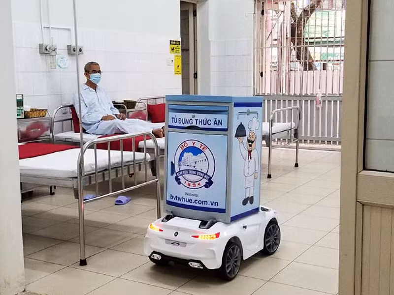 Robot này có chức năng nhiệm vụ đưa các vật tư tiêu hao vào trong khu vực cách ly, đưa suất ăn, dinh dưỡng vào cho bệnh nhân và các vật tư y tế khác. Ảnh: TTXVN