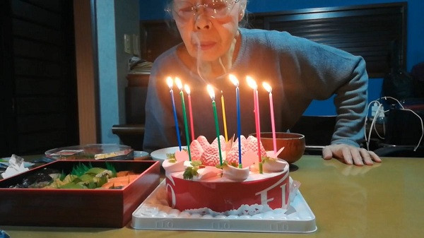 Bà Hamako Mori ''thổi nến'' mừng tuổi 90 cách đây chưa lâu. Bà cho biết, sống đến bằng ấy thời gian bà luôn cảm thấy chơi game là một lựa chọn đúng đắn khiến cuộc sống vui vẻ hơn.