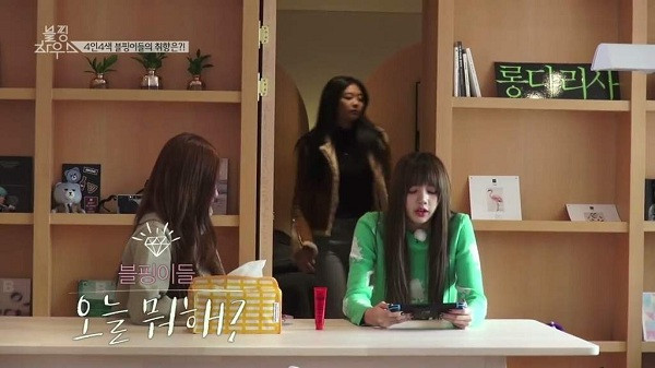 Lisa nhiều lần được bắt gặp trên tay điện thoại hay máy chơi game trong những chương trình truyền hình thực tế. Có vẻ như cô nàng có đam mê khá lớn với sở thích chơi game.