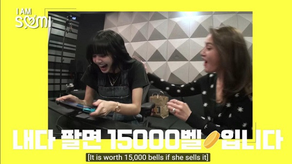 Cứ nhìn cách Lisa và Somi "đắm đuối" vào máy chơi game là đủ thấy tựa game này lôi cuốn đến thế nào. Trong game, người chơi được sở hữu hẳn một hòn đảo, được tham gia những hoạt động giải trí nhẹ nhàng nhưng thu hút, thậm chí là có những trải nghiệm khá hồi hộp.