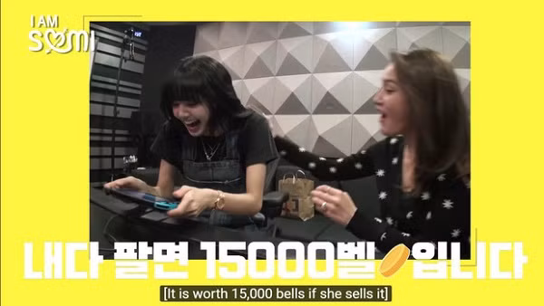 Cứ nhìn cách Lisa và Somi "đắm đuối" vào máy chơi game là đủ thấy tựa game này lôi cuốn đến thế nào. Trong game, người chơi được sở hữu hẳn một hòn đảo, được tham gia những hoạt động giải trí nhẹ nhàng nhưng thu hút, thậm chí là có những trải nghiệm khá hồi hộp.