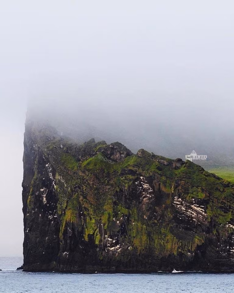 Ngoài căn nhà trắng bé nhỏ thì hòn đảo này không có bất kì hộ dân cư nào khác. Vì thế, hàng loạt lời đồn đoán ngày càng được thêu dệt mạnh hơn bao giờ hết.