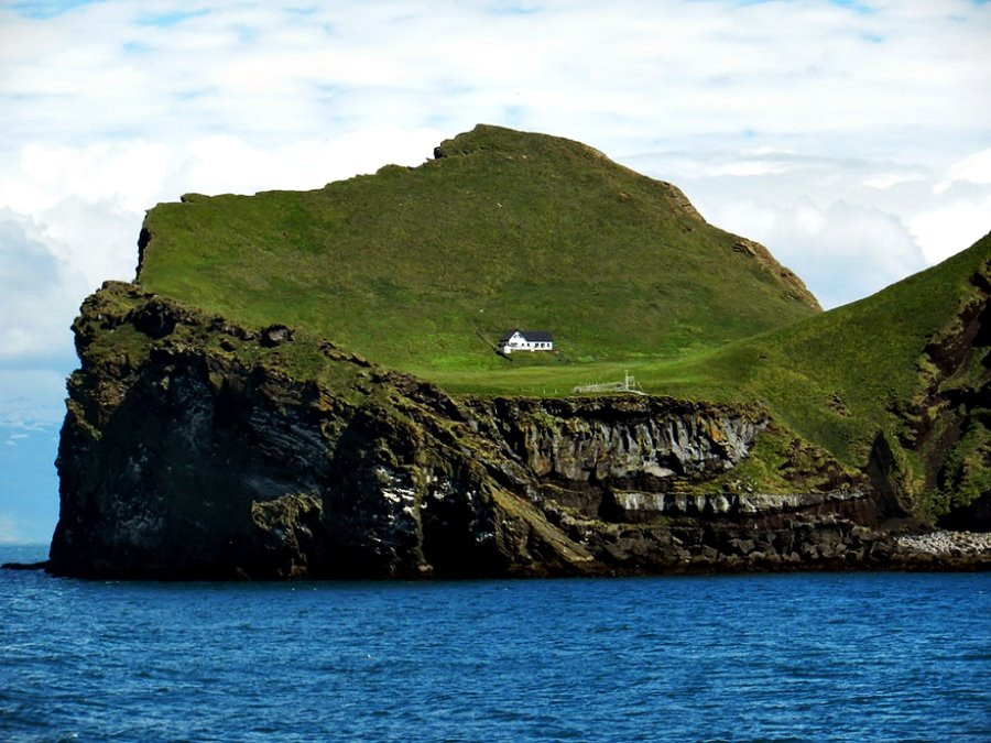 Mới nhìn khung cảnh này, hẳn nhiều fan truyện tranh sẽ liên tưởng ngay đến ngôi nhà trên hoang đảo trong truyện Conan.