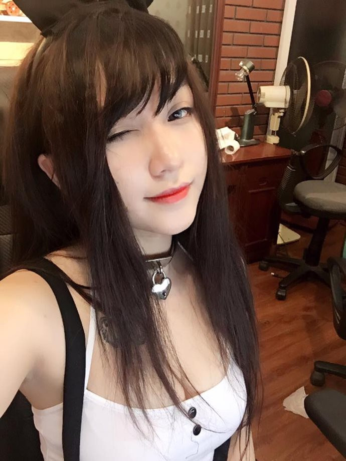 Với giọng nói ngọt ngào, dễ thương, cùng với vẻ ngoài sexy cuốn hút, cô nàng luôn biết tận dụng triệt để mọi lợi thế của mình mỗi khi stream. Chưa hài lòng với những gì mình có, Kiều Anh Hera còn không ngại đụng chạm "dao kéo" để có vòng 1 hấp dẫn hơn.