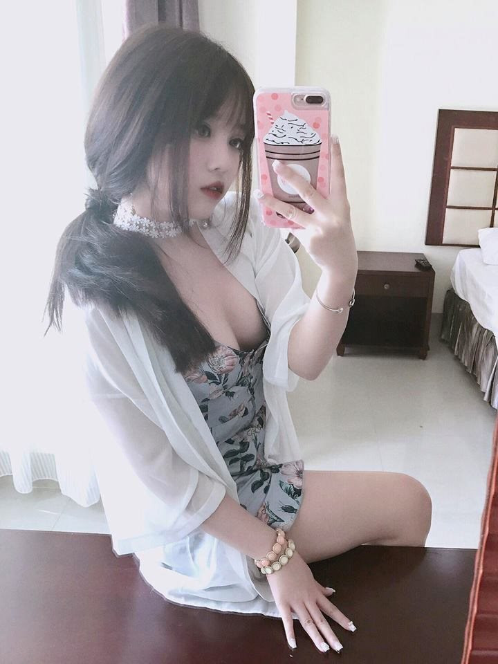 Với lợi thế gương mặt xinh đẹp và kĩ năng chơi game cực tốt, nữ streamer còn gây thương nhớ với thân hình hấp dẫn, đặc biệt là vòng 1 căng đầy.