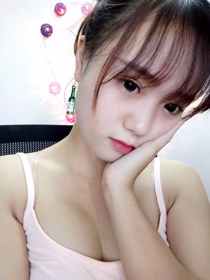 Hoàng Mai Linh có biệt danh Linhzuto cũng là nữ streamer nổi tiếng cộng đồng game Việt đời đầu, mặc dù ở thời điểm hiện tại cô nàng không còn được chú ý nhiều như trước.
